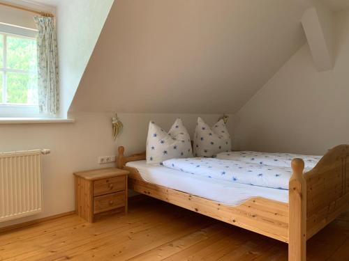 een slaapkamer met een houten bed op zolder bij Ferienwohnung Biohof Laußnitzer in Rennweg in Rennweg