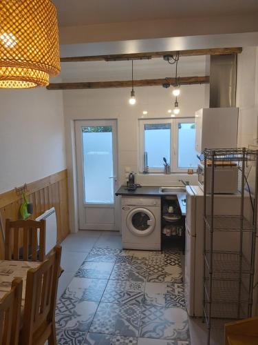 une cuisine avec un évier et une machine à laver dans l'établissement CHALET 15 minutes de PARIS, à Deuil-la-Barre