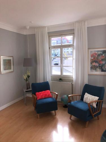 a living room with two chairs and a window at Zentraler geht es kaum - in königlicher Nachbarschaft! in Ludwigsburg