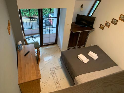 a small room with a bed and a television at Apartamenty Plażowa 11 in Darłówko