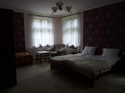 A bed or beds in a room at Dwór Komorowo