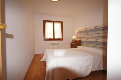 ベナスケにあるLH Casa Chispaのベッドルーム(白いベッド1台、窓付)