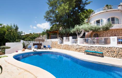 een zwembad voor een huis bij Villa Samar Altea Grupo Terra de Mar, alojamientos con encanto in Altea