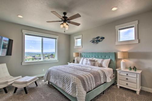 Schlafzimmer mit einem Bett und einem Deckenventilator in der Unterkunft Lake-View Escape with Private Beach Resort Access! in Garden City