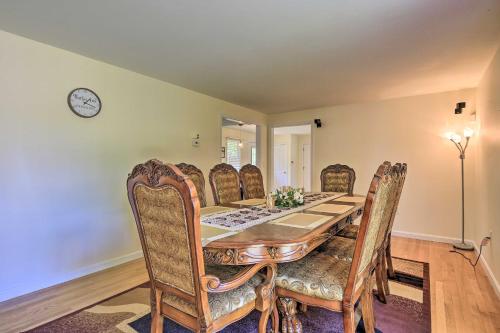 Fotografie z fotogalerie ubytování Cape Cod Home with Game Room - 3 Mi From Mayflower! v destinaci Dennis