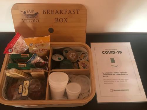 a box with some food and cups in it at B&B Oasi Vetoio in LʼAquila