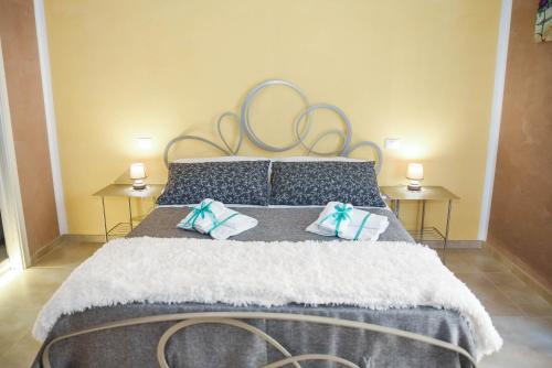 een slaapkamer met een groot bed en 2 tafels bij La Corte di BisMary B&B in Salerno
