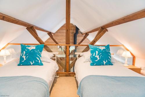 Postel nebo postele na pokoji v ubytování Great Higham Barn Complex by Bloom Stays