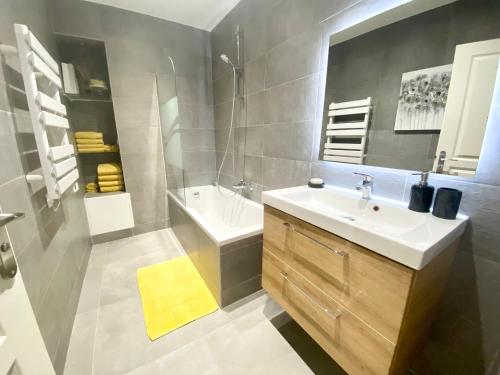 une salle de bain avec un lavabo, des toilettes et une baignoire dans l'établissement Cozy 2BR Appartment near the Port of Nice, à Nice