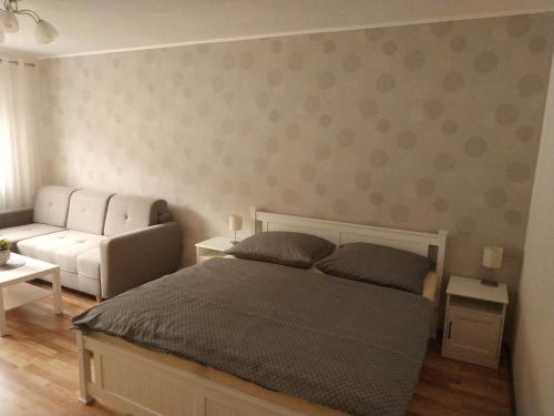 sypialnia z łóżkiem i kanapą w obiekcie Apartmán Tereza w mieście Kraslice