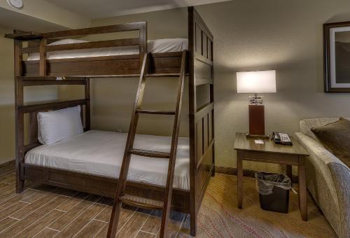 Postel nebo postele na pokoji v ubytování La Quinta by Wyndham Pigeon Forge