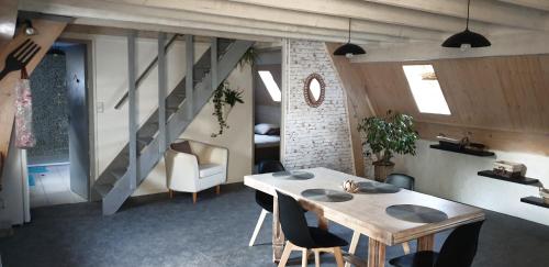 une salle à manger avec une table et un escalier dans l'établissement Appartement 2 chambres Lili, à Poligny