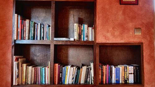 a book shelf filled with lots of books at Domek nieopodal rzeki Bug in Klepaczew