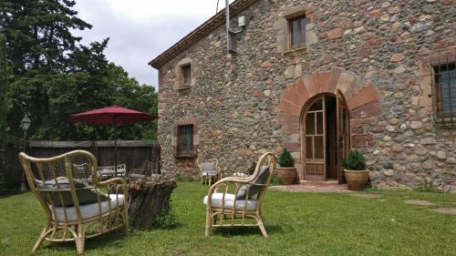 Sant Pere de VilamajorにあるMasia Can Bachsの建物前の椅子