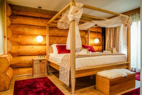 En eller flere senge i et værelse på Alpina Luxury Chalets