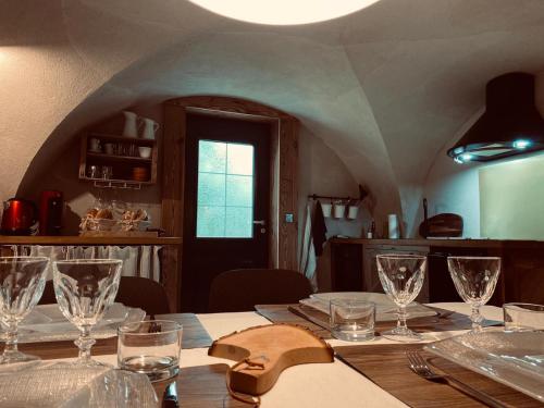 - une table avec des verres dans la cuisine dans l'établissement La Suite Lou, à Le Noyer