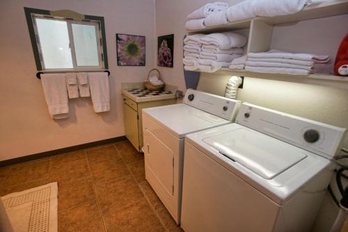 a laundry room with a washing machine and towels at Cottage Inn by Casago McCall - Donerightmanagement in McCall