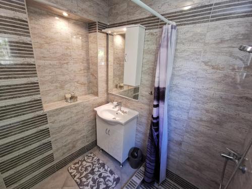Kylpyhuone majoituspaikassa Apartments Lea 2