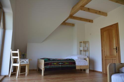 Habitación con cama, silla y mesa. en Michniowiec 6, en Czarna