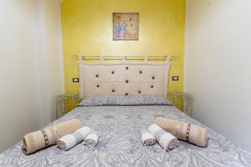 um quarto com uma cama com três almofadas em Affittacamere L ' Oasi di Gino em San Lorenzo