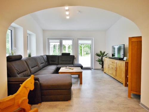 uma sala de estar com um sofá e uma televisão em friends & family Domizil Willingen em Willingen
