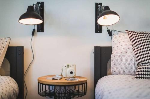 - une chambre avec 2 lits et une table avec une radio dans l'établissement LONDON AVENUE KEYWEEK apartment Biarritz center with balcony and parking, à Biarritz