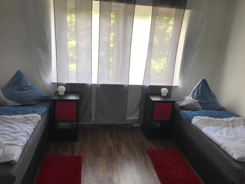 2 Betten in einem Zimmer mit Fenster in der Unterkunft Ferienwohnung An der Gildenstr. 2 in Borken