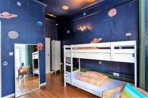 Кровать или кровати в номере SUPERNOVA - Hostel & Café