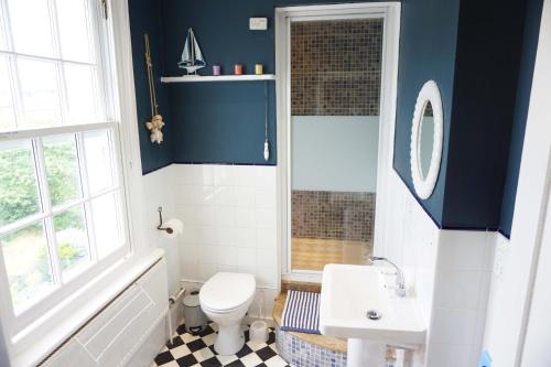 Billede fra billedgalleriet på Broadstairs Beach Holiday Apartments, seafront stays opposite Kingsgate Bay with a parking space i Broadstairs