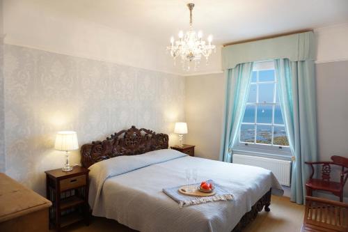 En eller flere senge i et værelse på Broadstairs Beach Holiday Apartments, seafront stays opposite Kingsgate Bay with a parking space