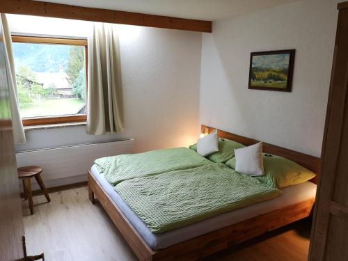 sypialnia z łóżkiem i oknem w obiekcie Birkenhof w mieście Ehrwald