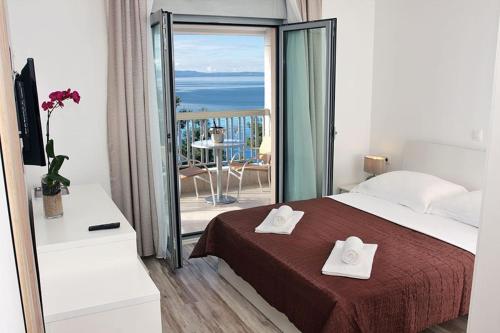 Postel nebo postele na pokoji v ubytování Apartments Simic Makarska