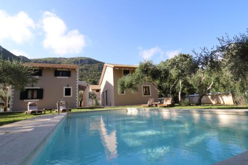 Bazén v ubytování Theonymfi Luxury Villas nebo v jeho okolí