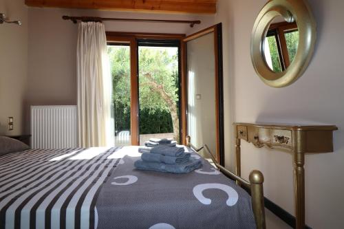 Postel nebo postele na pokoji v ubytování Theonymfi Luxury Villas