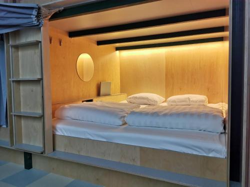 Posteľ alebo postele v izbe v ubytovaní Green Marmot Capsule Hotel Zürich