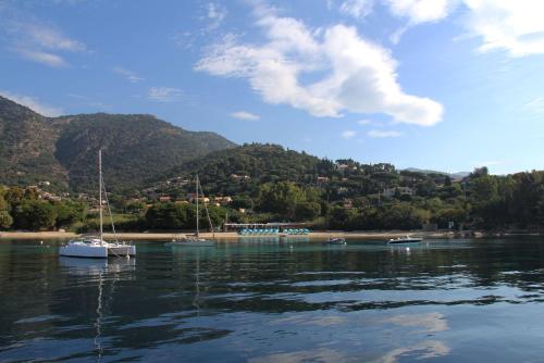 un groupe de bateaux flottant sur une masse d'eau dans l'établissement Lou Pastourel, au Lavandou