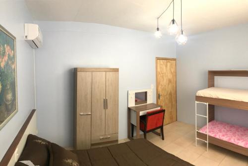 a bedroom with a bunk bed and a bunk room with a desk at APTO completo, aconchegante e bem localizado in Bento Gonçalves