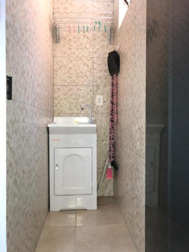 a bathroom with a white sink and a shower at APTO completo, aconchegante e bem localizado in Bento Gonçalves