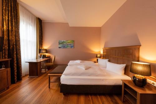 a hotel room with a large bed and a window at Hotel am Großen Waisenhaus in Potsdam