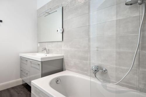 un baño con bañera y lavabo en Appartement Bastingage, en Saint-Martin-de-Ré