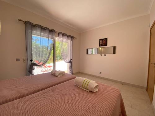 1 dormitorio con 2 camas y ventana grande en Villa "Oasis"- C, en Albufeira