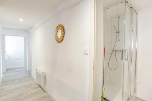baño con ducha y espejo en la pared en #CMI - CENTRE HISTORIQUE - Wifi - Tout confort, en Colmar