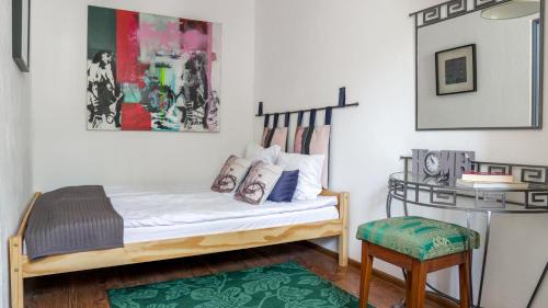 niewielka sypialnia z łóżkiem i stołkiem w obiekcie Apartament Malwa w mieście Sopot