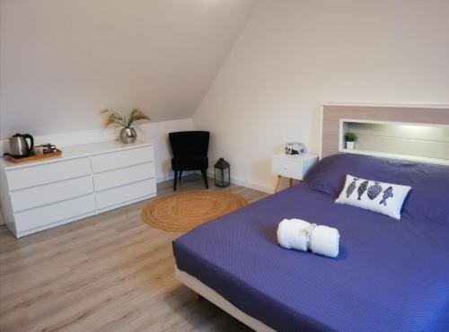Tempat tidur dalam kamar di Gîte de Kerliguit 3 étoiles pour 6 personnes au cœur du Cap-Sizun