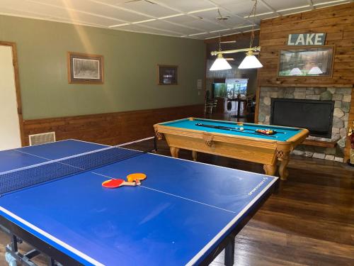 Τραπέζι μπιλιάρδου στο Hiawatha Lodge Inn