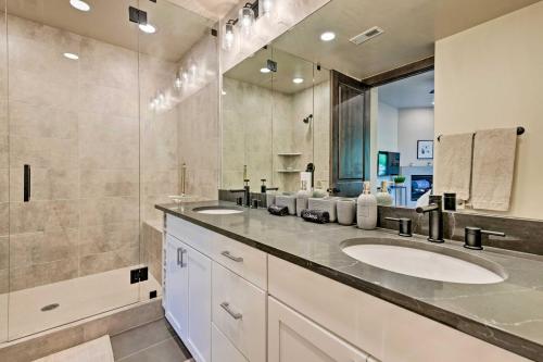 ein Badezimmer mit zwei Waschbecken und einem großen Spiegel in der Unterkunft Luxe Canyons Ski Resort Condo - Walk to Ski Lift! in Park City