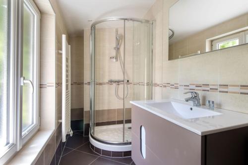 a bathroom with a shower and a sink at Appartement Sully in Saint-Martin-de-Ré