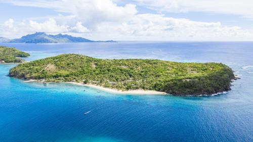 una isla en medio del océano en Paradise Cove Resort, en Naukacuvu Island