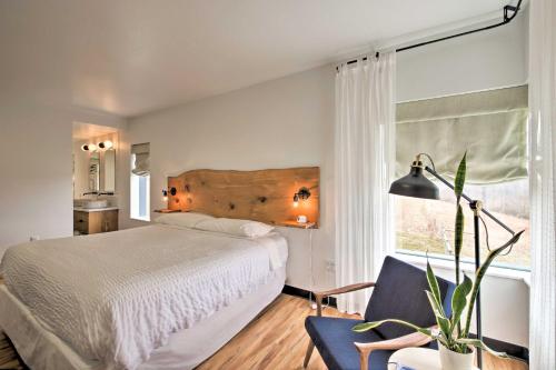 米勒斯堡的住宿－Luxe Amish Country Apartment with Rooftop Terrace!，卧室配有床、椅子和窗户。