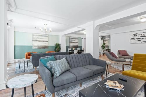 a living room with a couch and chairs at Kasa La Monarca San Francisco in San Francisco